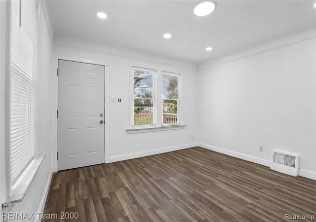Photo 4 of Sale Pending at 6900 Westwood St, Detroit, MI 48228 4953 | MLS# 61012812 | Listing updated on 2026-09-14