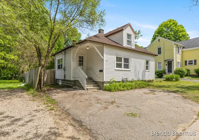 Homes for sale in Rockford, MI | 165 E Division St, Rockford, MI 49341 | MLS# 70534926