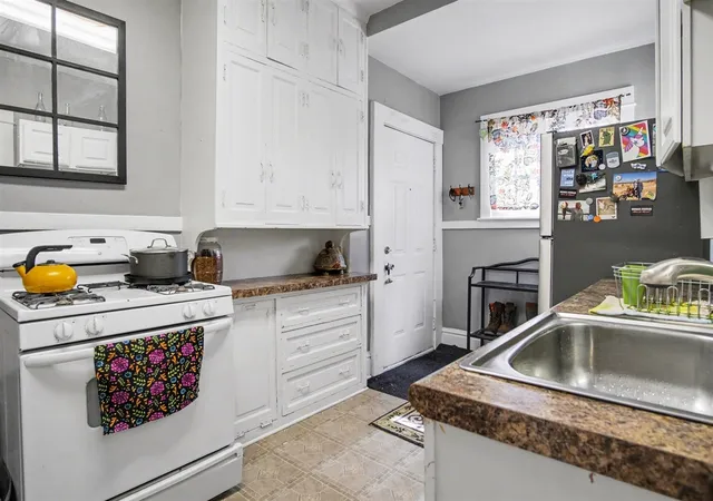 Photo 3 of Sale Pending at 606 Fairview Ave, Grand Rapids, MI 49503 | MLS# 70540797 | Listing updated on 2026-09-29