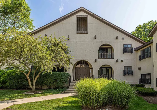 Photo 1 of Sale Pending at 42160 Woodward Ave #40, Bloomfield Hills, MI 48304 | MLS# 50215662 | Listing updated on 2026-09-17