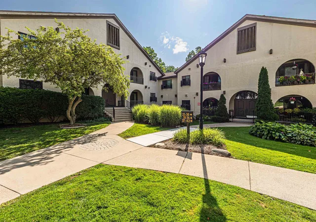 Photo 3 of Sale Pending at 42160 Woodward Ave #40, Bloomfield Hills, MI 48304 | MLS# 50215662 | Listing updated on 2026-09-17