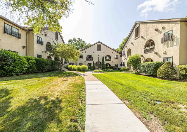 Photo 3 of Sale Pending at 42160 Woodward Ave #40, Bloomfield Hills, MI 48304 | MLS# 50215662 | Listing updated on 2026-09-17