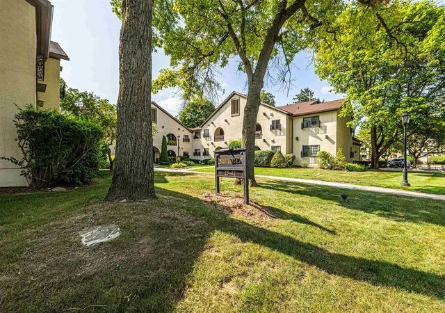Photo 4 of Sale Pending at 42160 Woodward Ave #40, Bloomfield Hills, MI 48304 | MLS# 50215662 | Listing updated on 2026-09-17