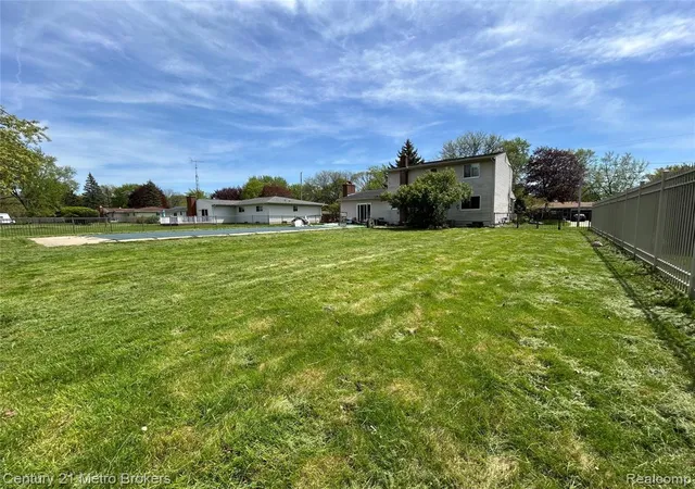 3rd image of 1124 Trotwood Ln, Flint, MI 48507 | MLS# 60989778