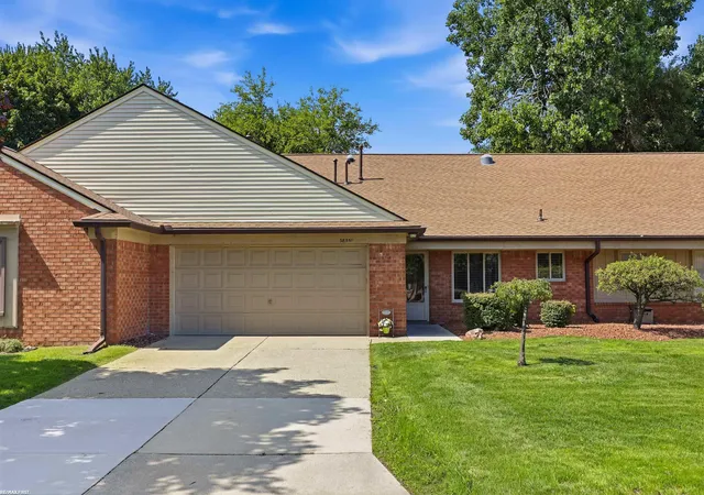 Listing Photo 4 - Condo for sale in building located at 38551 Palm Mdw Dr, Clinton Township, MI 48036 - Unit #15