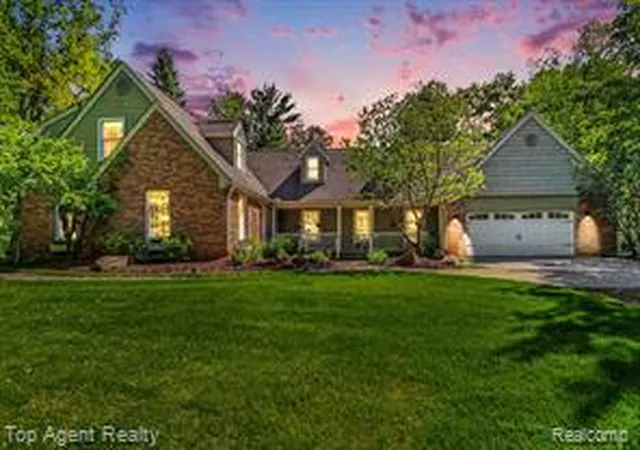 Homes for sale in Oxford, MI | 2411 Farmbrook Trl, Oxford, MI 48370 | MLS# 61010035