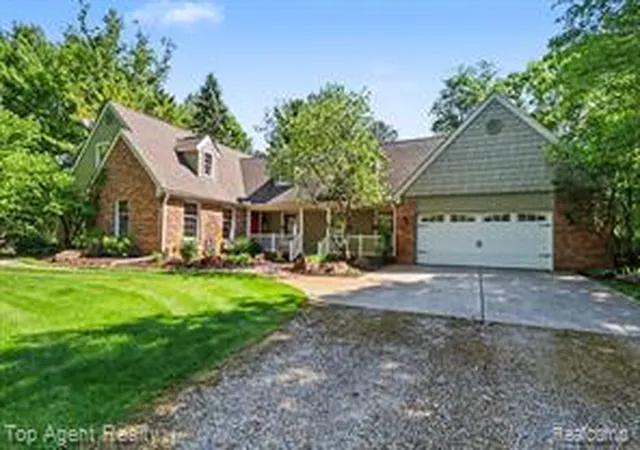 Homes for sale in Oxford, MI | 2411 Farmbrook Trl, Oxford, MI 48370 | MLS# 61010035