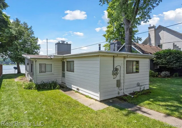Photo 2 of Sale Pending at 5149 Latimer St, West Bloomfield, MI 48324 | MLS# 60322978 | Listing updated on 2025-12-15