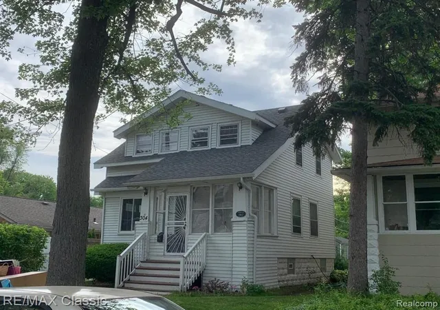 2nd image of 304 Baker St, Royal Oak, MI 48067 | MLS# 60963080