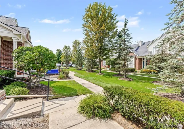 2nd image of 33102 Emma Cir #187, Commerce Twp, MI 48390 5822 | MLS# 61022690
