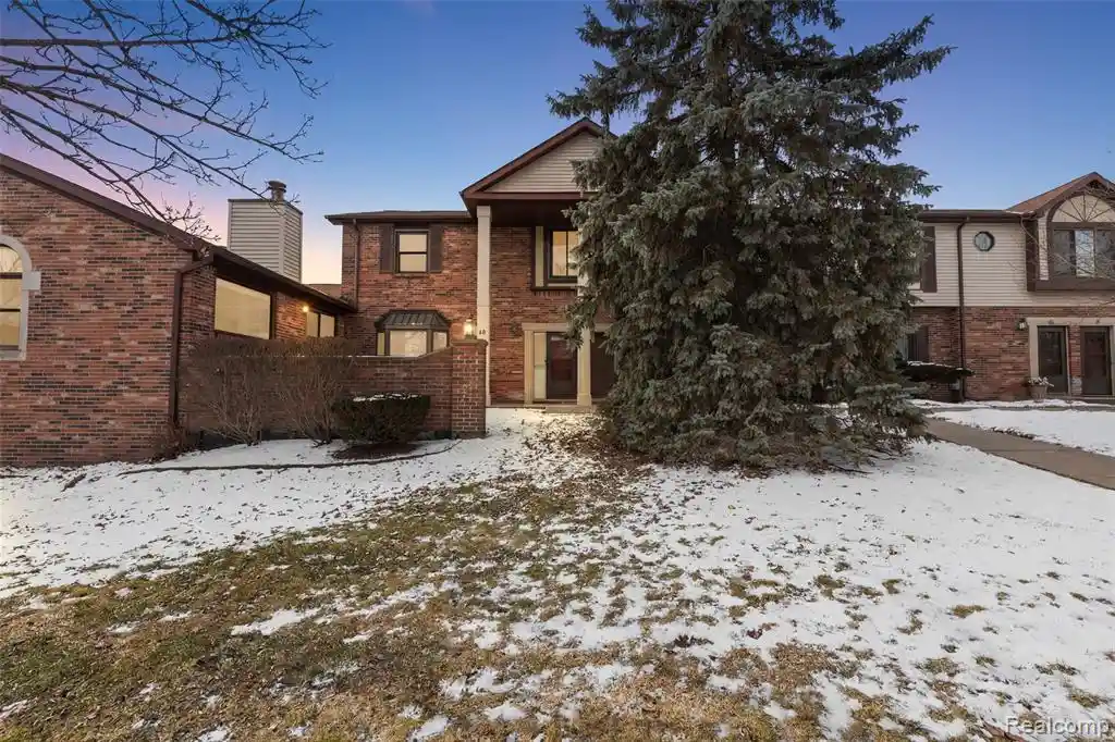 Listing Photo 1 - Condo for sale in 2322 London Brg Dr located at 2322 London Brg Dr, Rochester Hills, MI 48307 - Unit #60