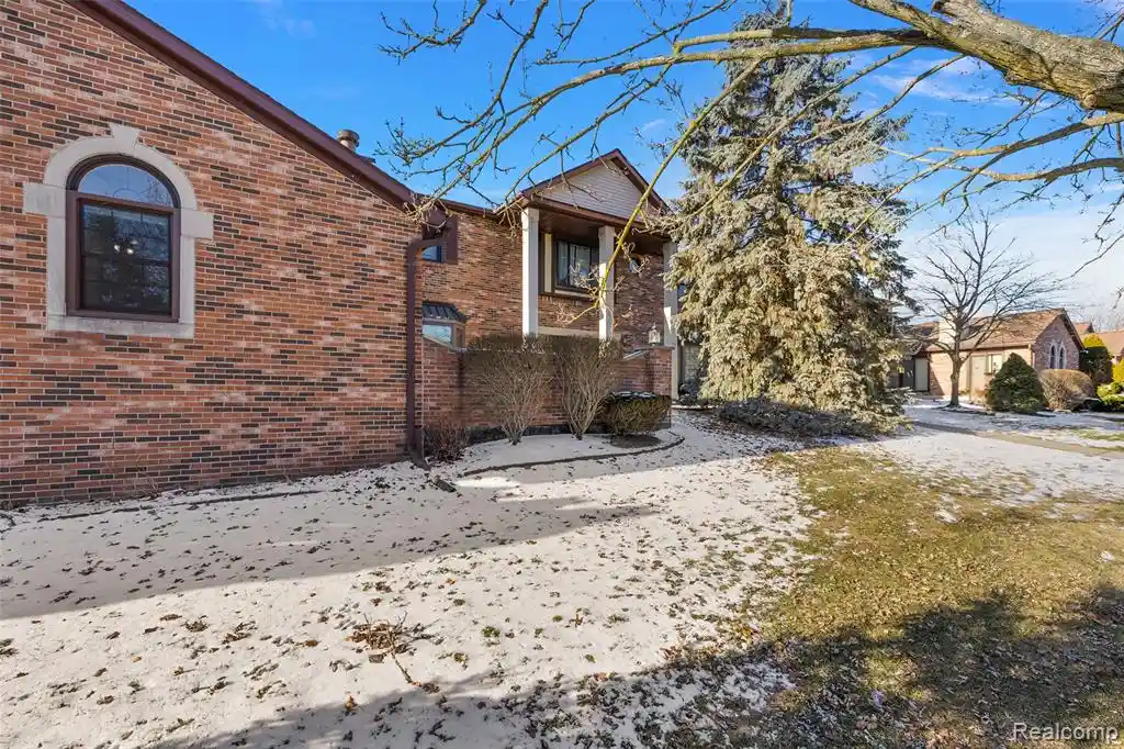 Listing Photo 2 - Condo for sale in 2322 London Brg Dr located at 2322 London Brg Dr, Rochester Hills, MI 48307 - Unit #60