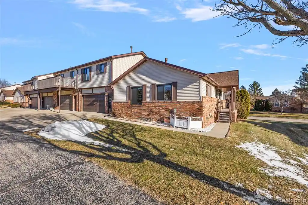 Listing Photo 37 - Condo for sale in 2322 London Brg Dr located at 2322 London Brg Dr, Rochester Hills, MI 48307 - Unit #60