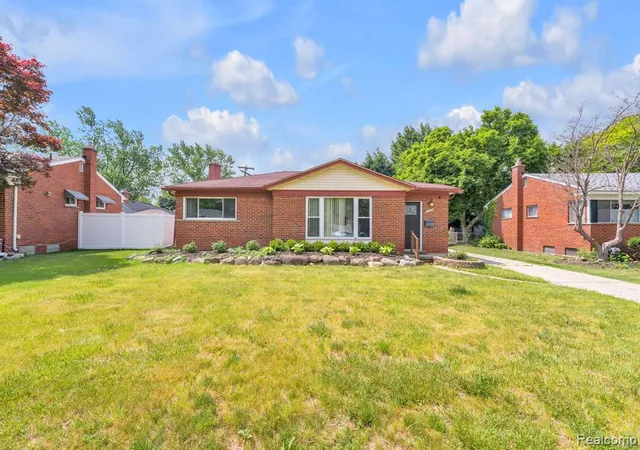 Homes for sale in Livonia, MI | 27827 Lyndon St, Livonia, MI 48154 | MLS# 61001362