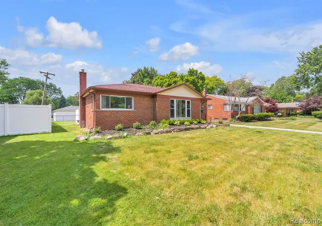 Homes for sale in Livonia, MI | 27827 Lyndon St, Livonia, MI 48154 | MLS# 61001362