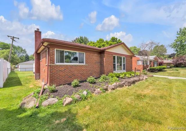 Homes for sale in Livonia, MI | 27827 Lyndon St, Livonia, MI 48154 | MLS# 61001362