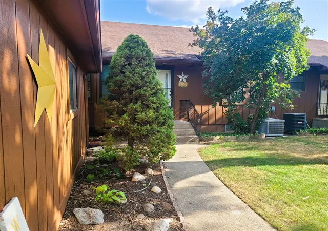 2nd image of 3140 Old Kent Rd, Grand Rapids, MI 49512 | MLS# 70550877