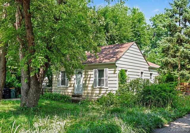 Photo 3 of Sale Pending at 21408 Collingham Ave, Farmington Hills, MI 48336 | MLS# 61012342 | Listing updated on 2026-08-24