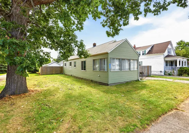 Photo 2 of Sale Pending at 1503 S Vanburen St, Bay City, MI 48708 | MLS# 50219928 | Listing updated on 2026-08-29