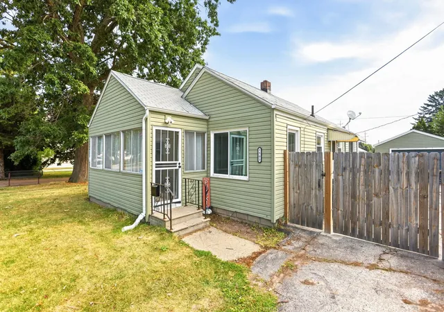 Photo 3 of Sale Pending at 1503 S Vanburen St, Bay City, MI 48708 | MLS# 50219928 | Listing updated on 2026-08-29
