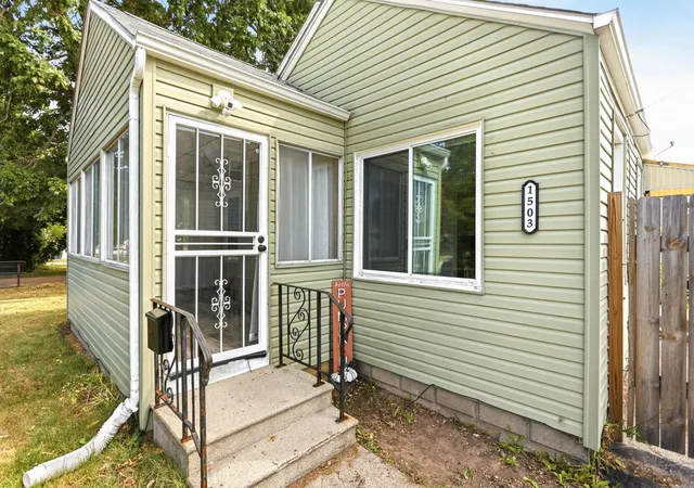 Photo 3 of Sale Pending at 1503 S Vanburen St, Bay City, MI 48708 | MLS# 50219928 | Listing updated on 2026-08-29
