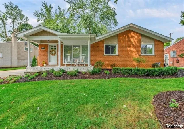 Homes for sale in Rochester, MI | 1341 Catalpa Dr, Rochester, MI 48307 | MLS# 61009496