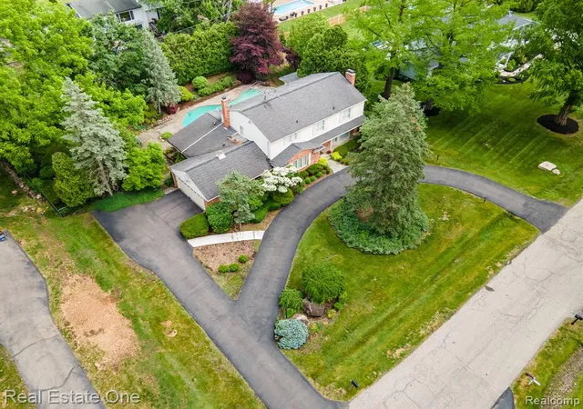Photo 3 of Single family home for sale at 1632 Spotswood Dr, Bloomfield Hills, MI 48302 2266 | MLS# 61002426 | Listing updated on 2026-10-11