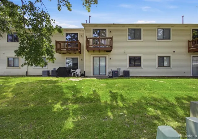 Homes for sale in Roseville, MI | 17447 Utica Oaks Ln, Roseville, MI 48066 | MLS# 61007685