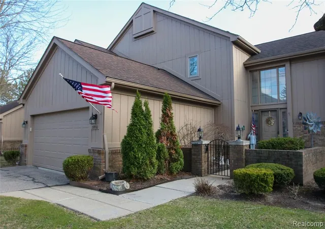 3rd image of 37860 N Laurel Park Dr, Livonia, MI 48152 | MLS# 60980021