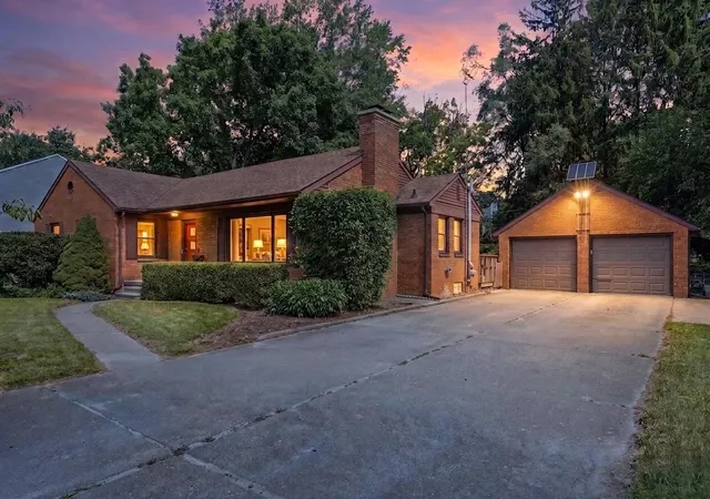 Homes for sale in Ann Arbor, MI | 2678 Valley Dr, Ann Arbor, MI 48103 | MLS# 70543686