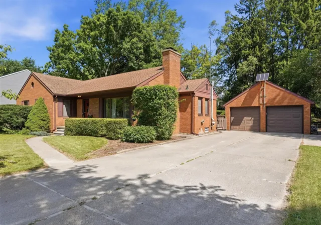 Homes for sale in Ann Arbor, MI | 2678 Valley Dr, Ann Arbor, MI 48103 | MLS# 70543686