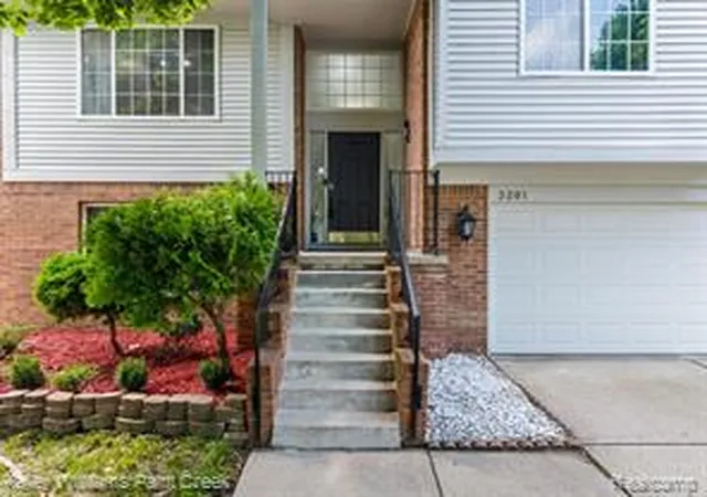 Homes for sale in Rochester, MI | 3201 Lynhurst Ct, Rochester, MI 48306 | MLS# 61009911