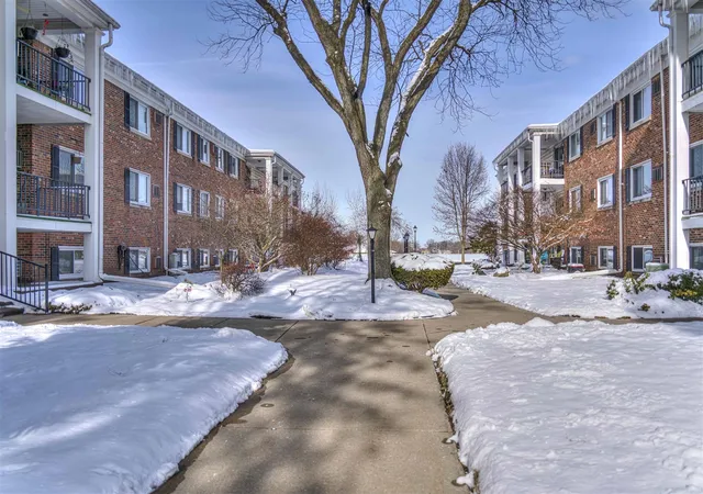 Photo 2 of Sale Pending at 806 W Michigan Ave, Jackson, MI 49202 | MLS# 70503605 | Listing updated on 2026-02-13