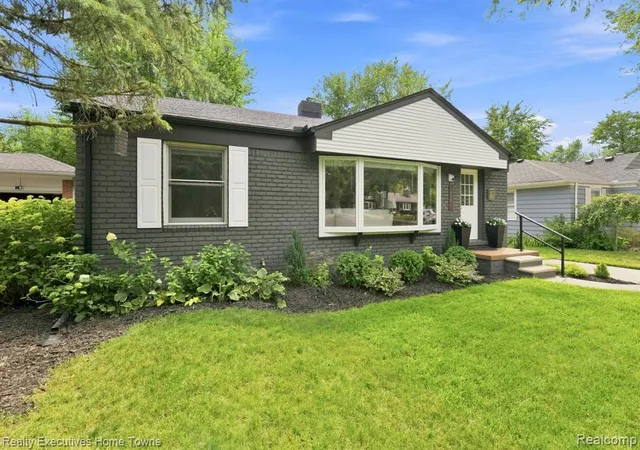 2nd image of 16201 Amherst Ave, Beverly Hills, MI 48025 5503 | MLS# 61022835