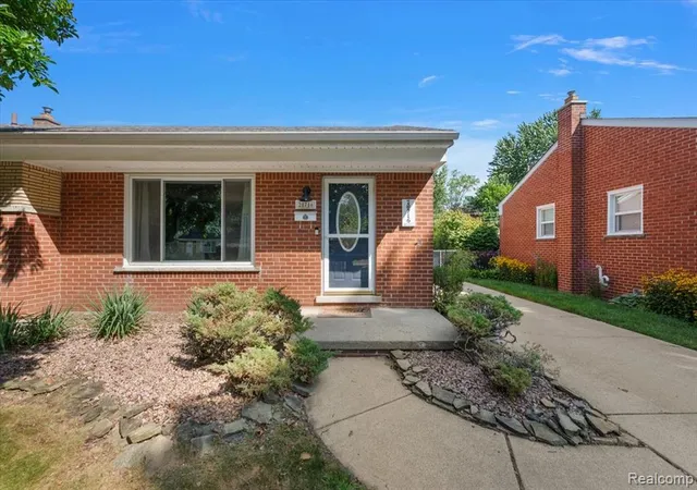 Photo 3 of Sale Pending at 28716 Westfield St, Livonia, MI 48150 3135 | MLS# 61023863 | Listing updated on 2026-09-08