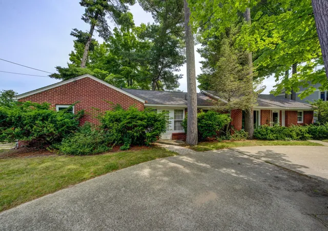 Photo 3 of Single family home for sale at 11111 S W Bayshore Dr, Traverse City, MI 49684 | MLS# 80071114 | Listing updated on 2026-09-16