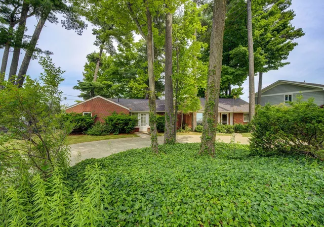 Photo 4 of Single family home for sale at 11111 S W Bayshore Dr, Traverse City, MI 49684 | MLS# 80071114 | Listing updated on 2026-09-16