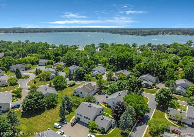 Homes for sale in Walled Lake, MI | 1424 Harbor Dr, Walled Lake, MI 48390 | MLS# 61009023