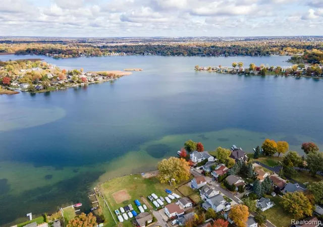 Photo 29 of Single family home for sale at 2900 Hensman St, Keego Harbor, MI 48320 | MLS# 61022305 | Listing updated on 2026-08-19