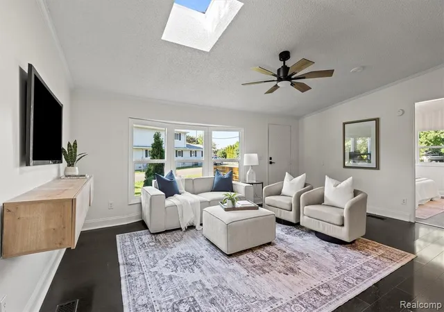 Photo 3 of Single family home for sale at 2900 Hensman St, Keego Harbor, MI 48320 | MLS# 61022305 | Listing updated on 2026-08-19