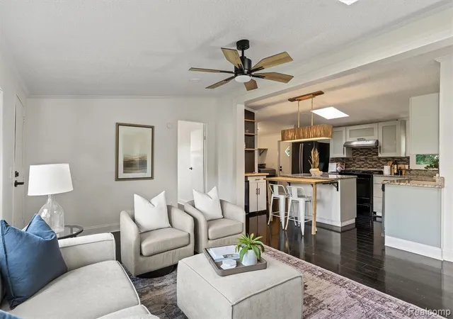 Photo 5 of Single family home for sale at 2900 Hensman St, Keego Harbor, MI 48320 | MLS# 61022305 | Listing updated on 2026-08-19
