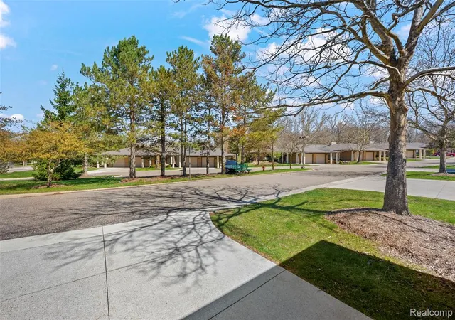 2nd image of 985 Wexford Wy, Rochester Hills, MI 48307