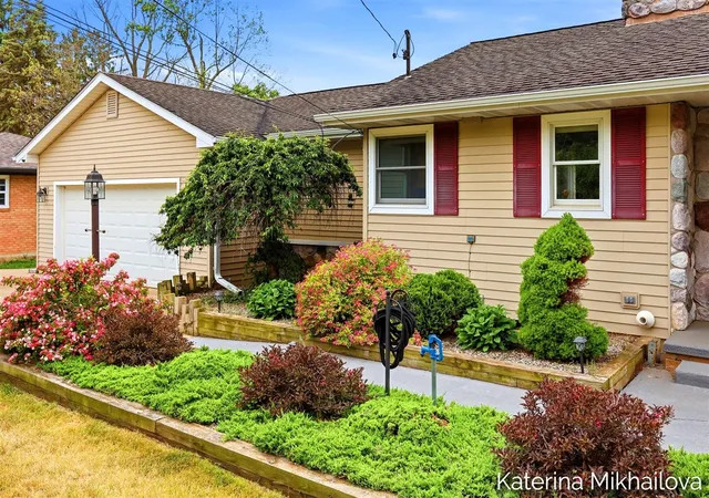 Photo 3 of Single family home for sale at 409 Grandview Ave, Homer, MI 49245 | MLS# 70543770 | Listing updated on 2026-09-09