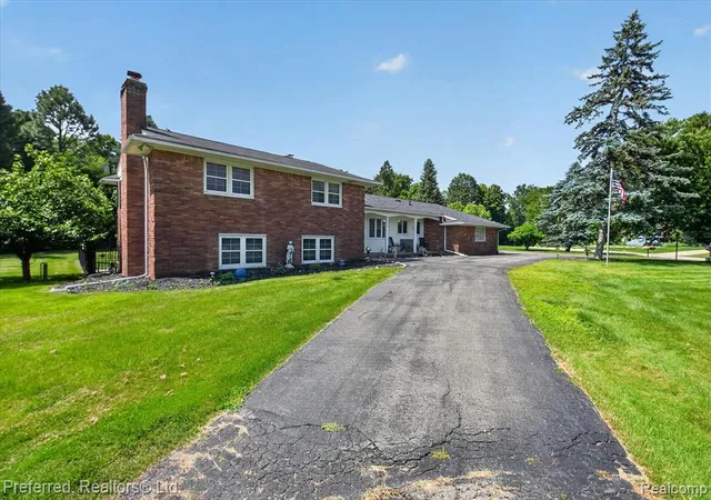 Photo 2 of Single family home for sale at 22519 Woodrising Ln, Farmington Hills, MI 48335 3872 | MLS# 61010461 | Listing updated on 2026-09-14