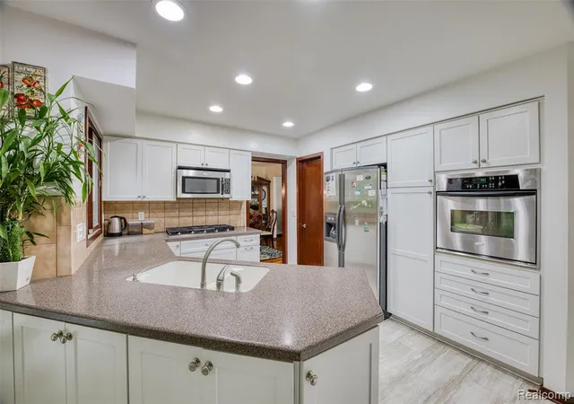 Homes for sale in Farmington Hills, MI | 31250 Westwood Rd, Farmington Hills, MI 48331 1472 | MLS# 61003486