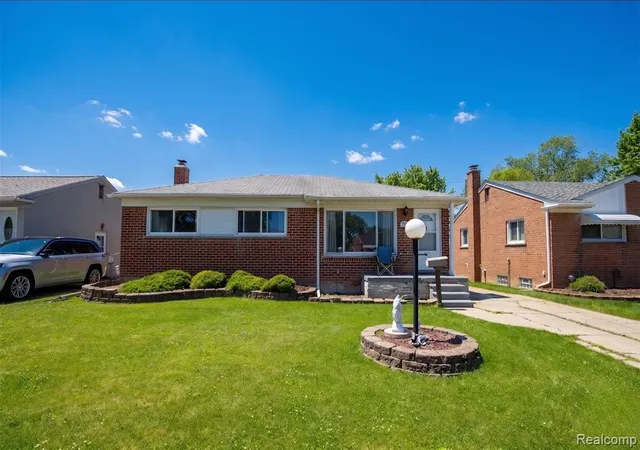 Homes for sale in Garden City, MI | 529 Cardwell St, Garden City, MI 48135 | MLS# 60997220