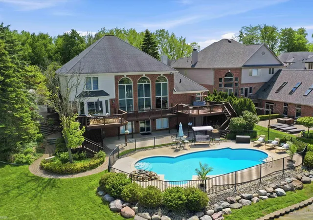 Photo 2 of Single Family Residence at 14425 Knightsbridge Dr, Shelby Township, MI 48315 | MLS# 50208912 |  | Sold on 2026-06-26