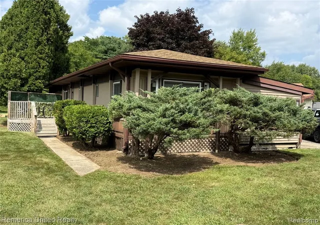 Photo 3 of Single family home for sale at 679 Menominee Dr, Howell, MI 48843 9153 | MLS# 61023811 | Listing updated on 2026-09-20