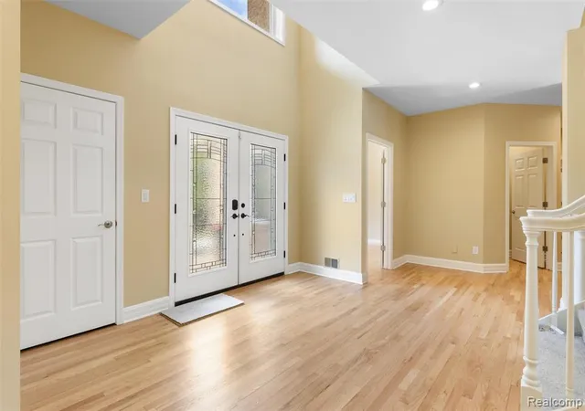Photo 2 of Single family home for sale at 5593 Warrenshire Dr, West Bloomfield, MI 48322 1500 | MLS# 61025759 | Listing updated on 2026-09-13
