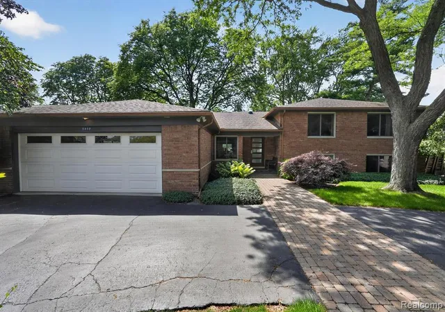 Homes for sale in Commerce Township, MI | 5017 Surfwood Dr, Commerce Township, MI 48382 | MLS# 61009702